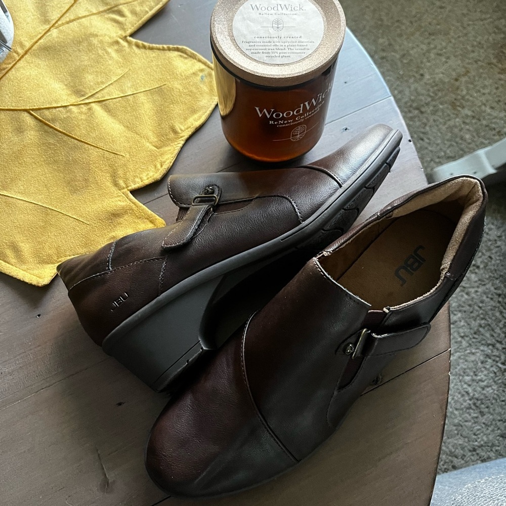 JBU Women’s Brown Slip-On Dress Shoes - Picture 2 of 6